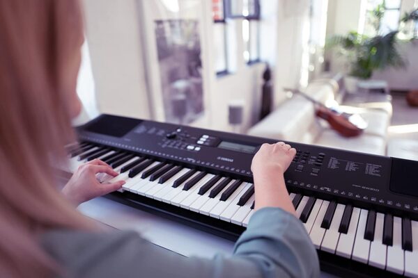 Yamaha PSR-E373 keyboard woman playing